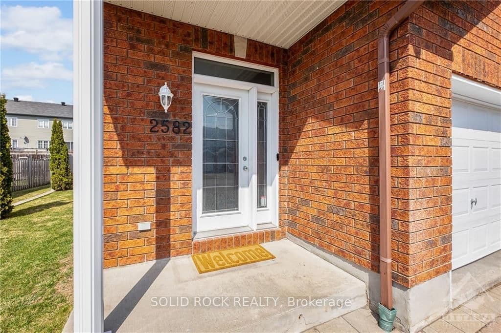 2582 RAYMOND Street photo 2