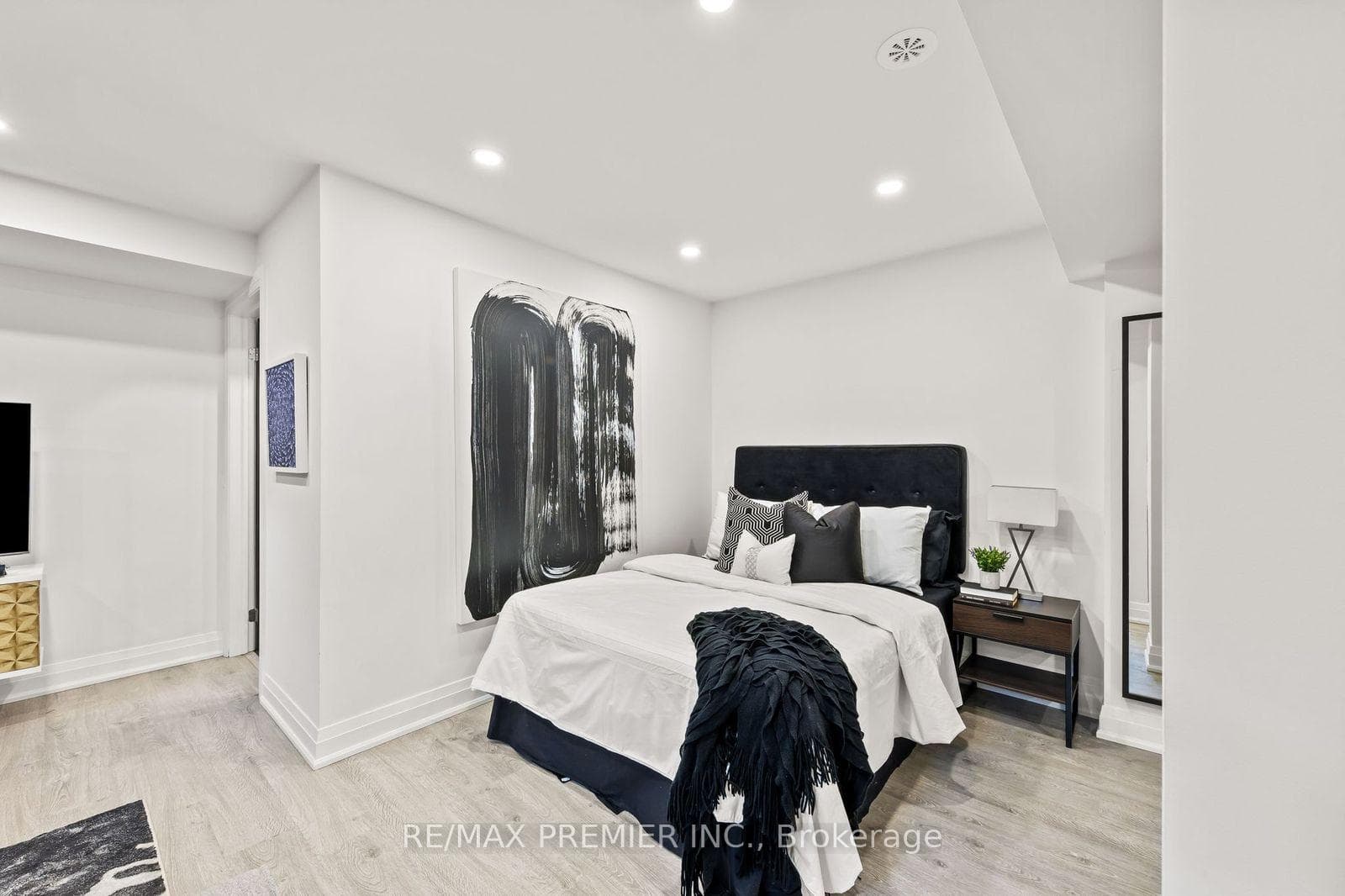 197 Arianna Crescent photo 8