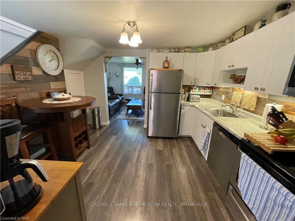 210 BORDEN Avenue photo 8