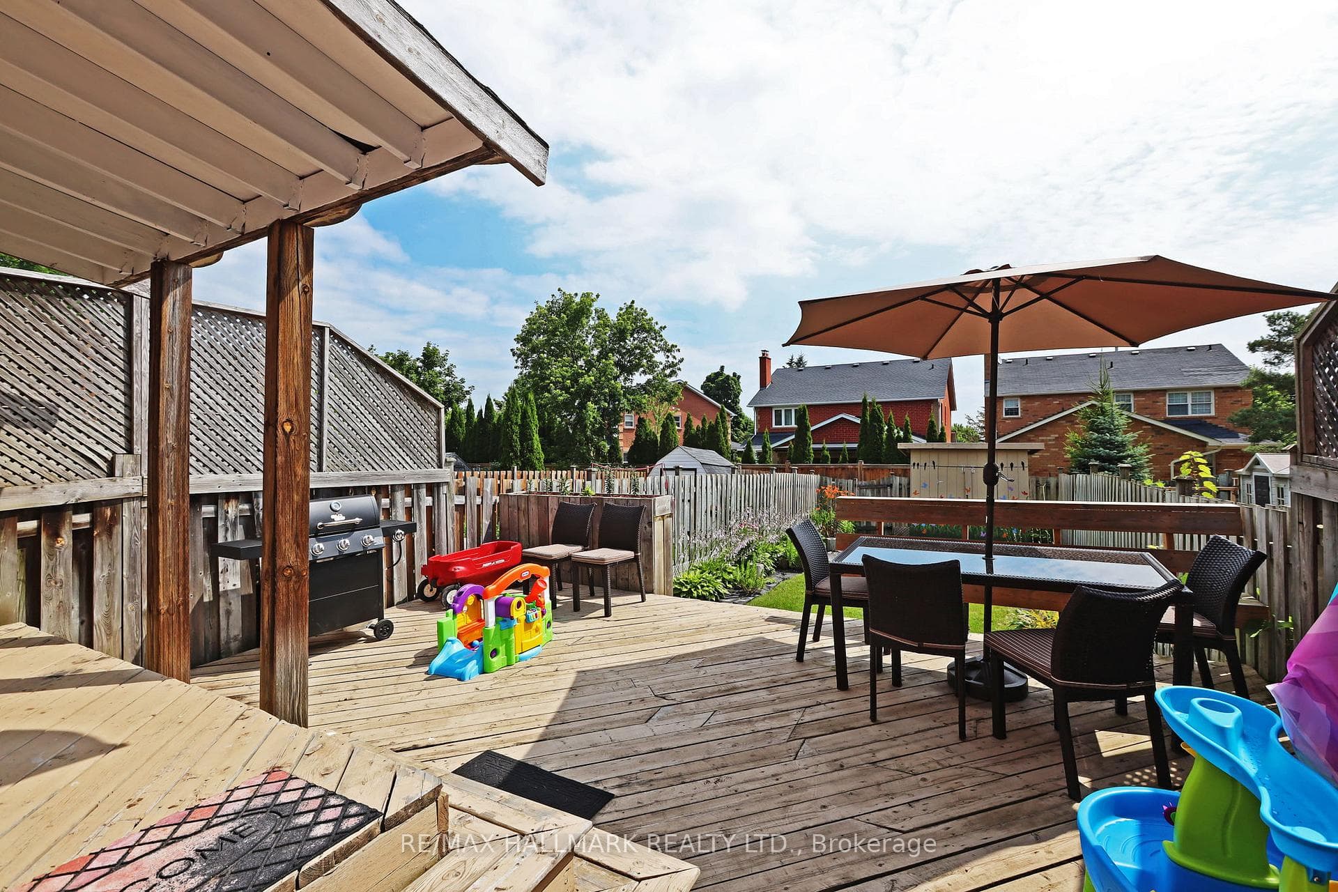 Covered area, bench seating, privacy, fully fenced