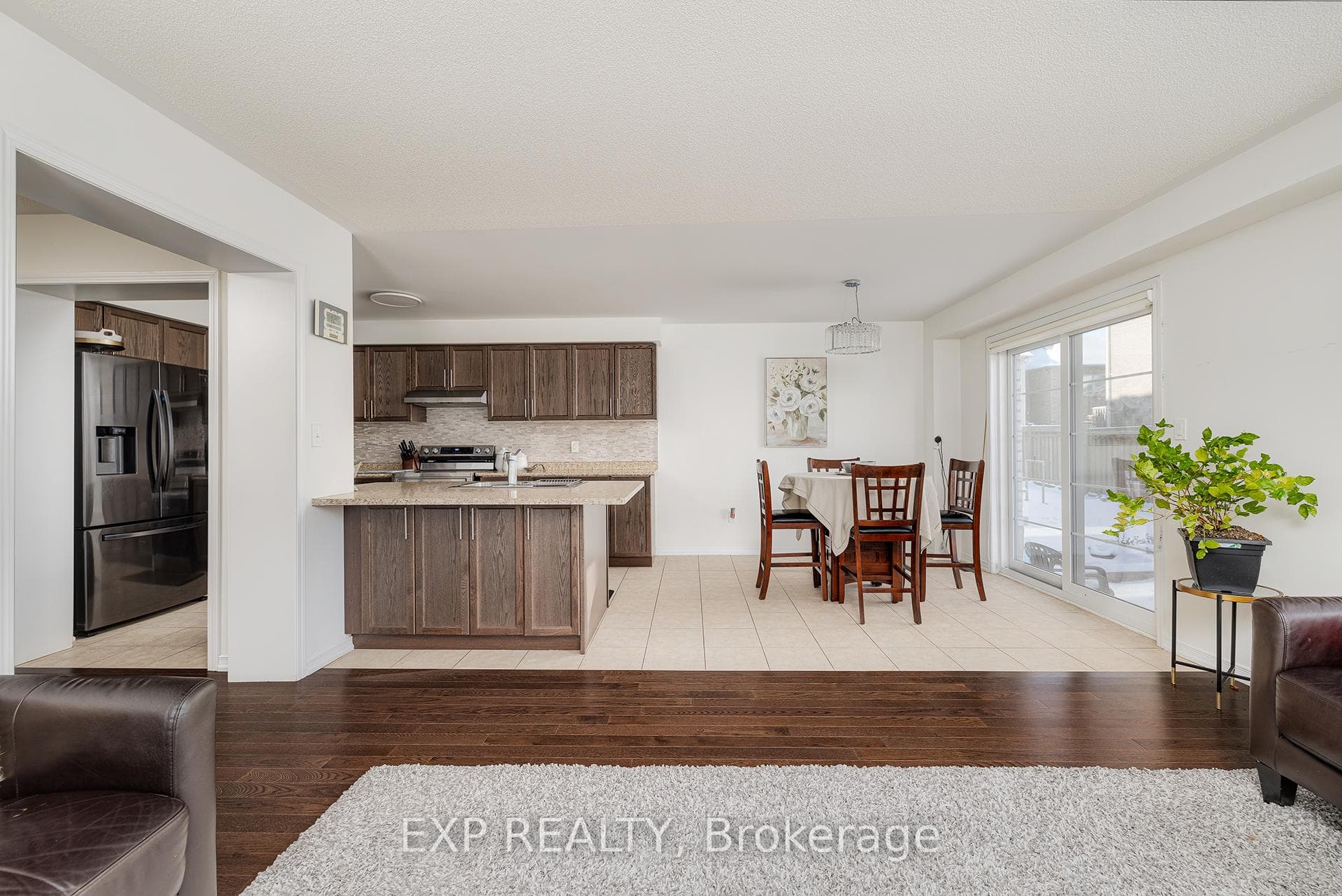2344 Equestrian Crescent photo 9