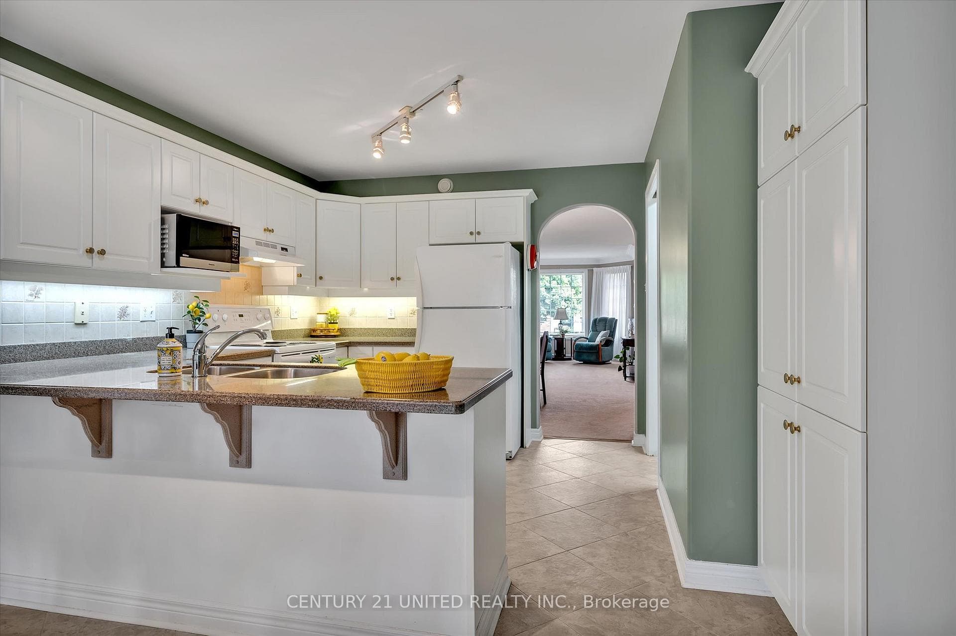 1329 White Crescent photo 15