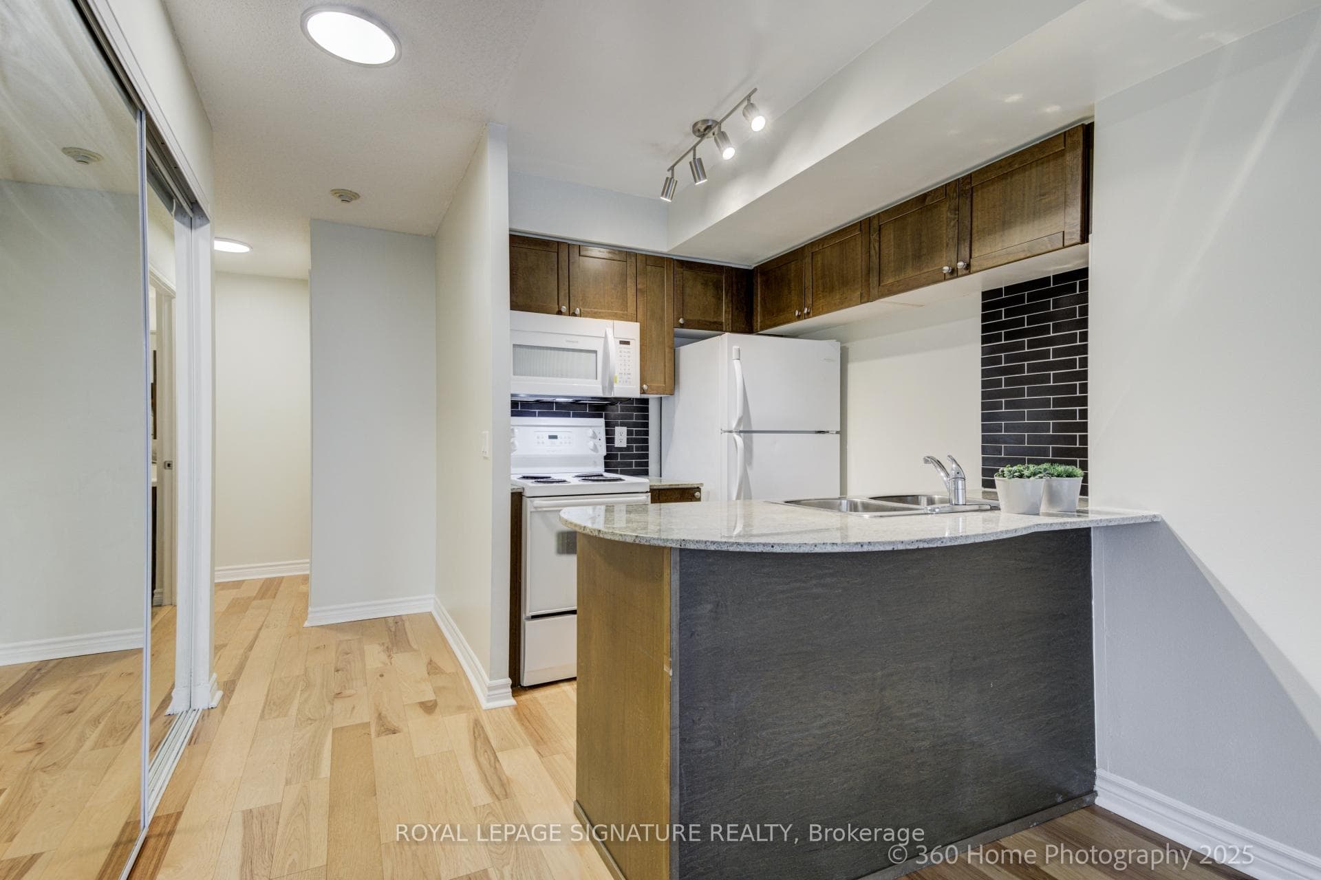 763 Bay Street Unit 1015 photo 10