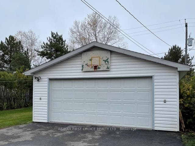 2218 Moodie Street photo 2