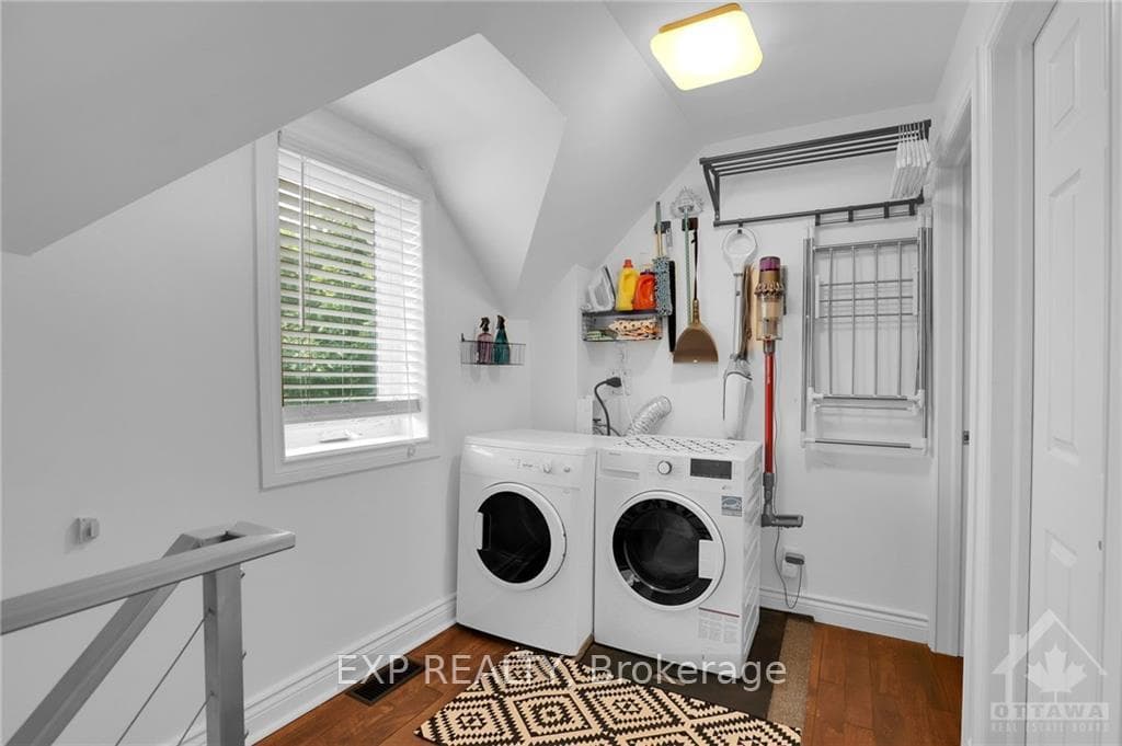 1076 RICHARD Street photo 23
