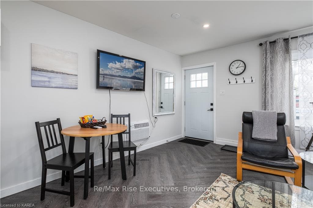 320 QUEEN Street photo 11