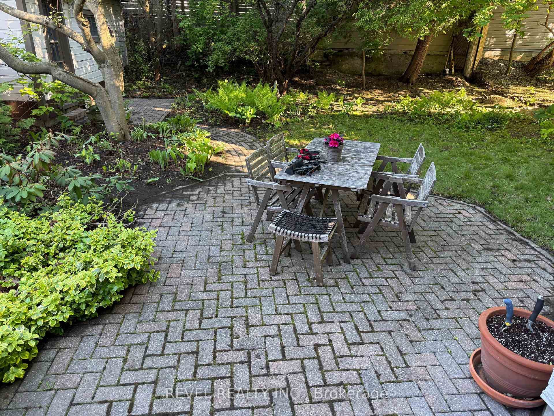 320 CLEMOW Avenue photo 31