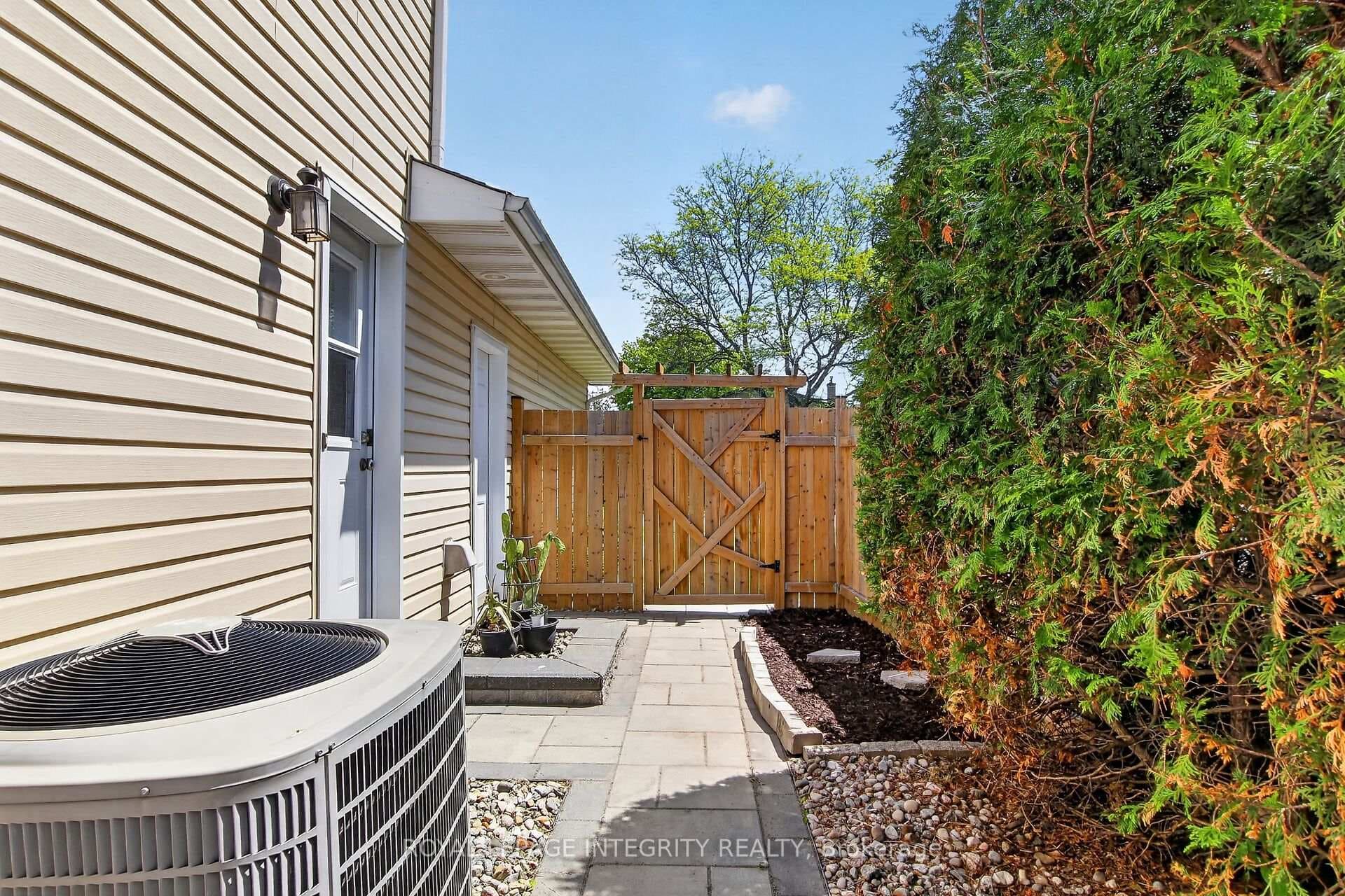 Beautifully landscape side yard