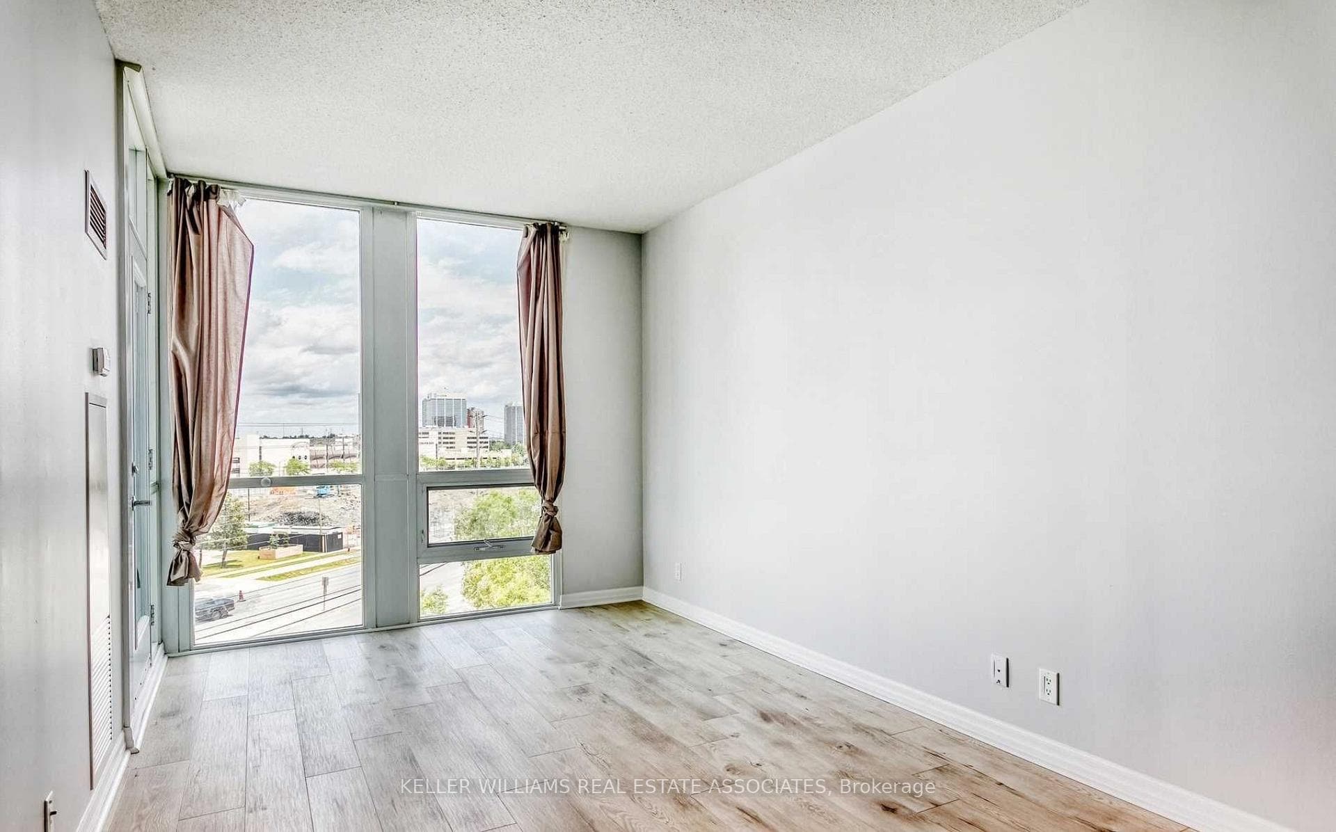 220 Burnhamthorpe Road Unit 519 photo 9