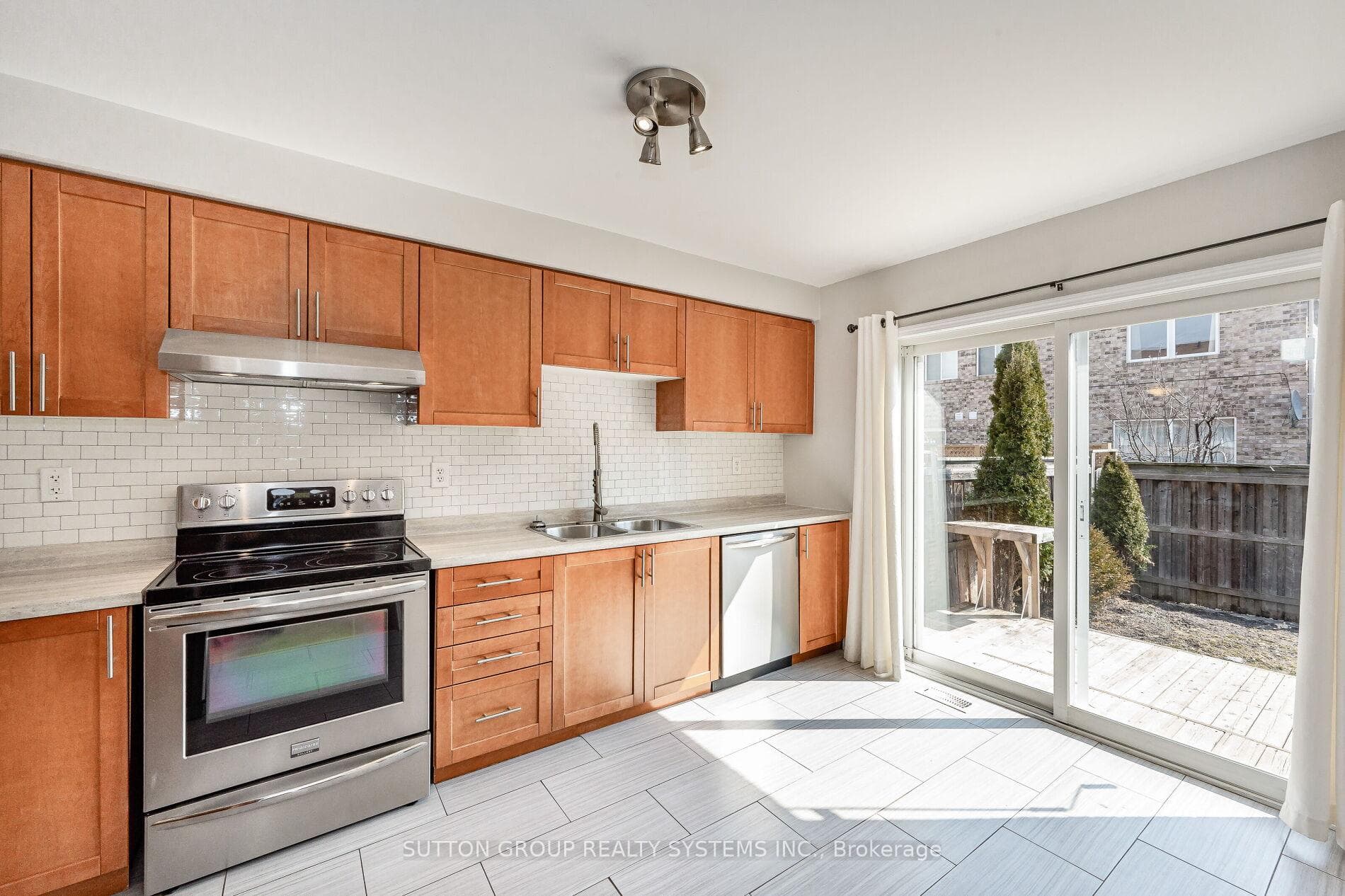 1152 Riddell Crescent photo 11