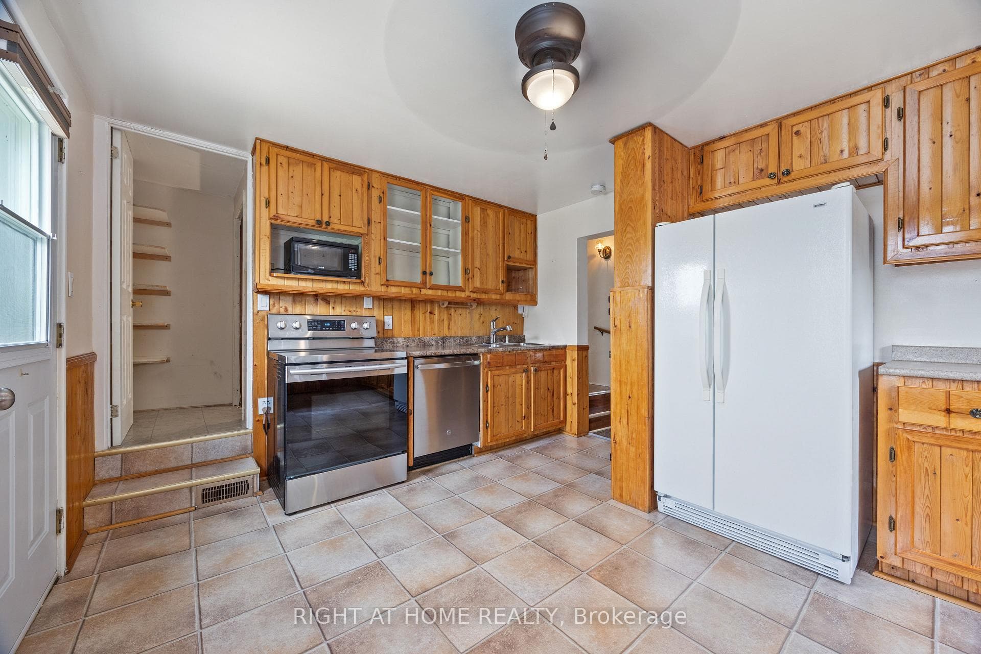 221 Samuelson Street photo 6