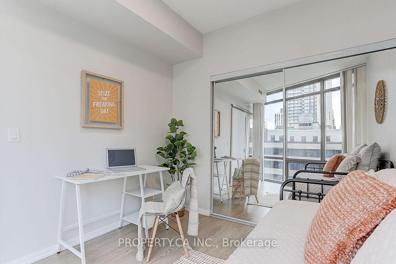 832 Bay Street Unit 710 photo 24