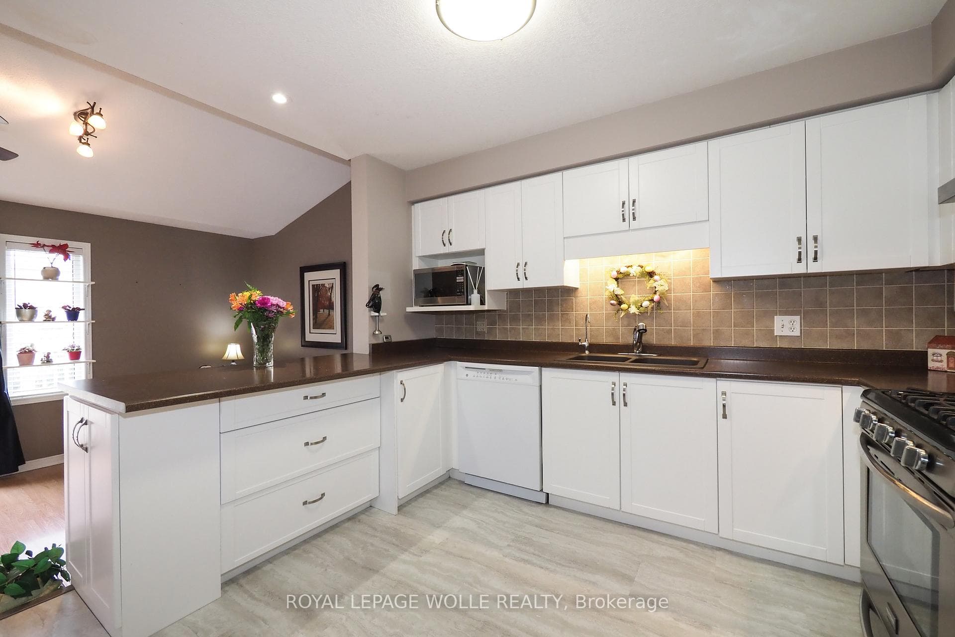 Dishwasher and plenty of counter space