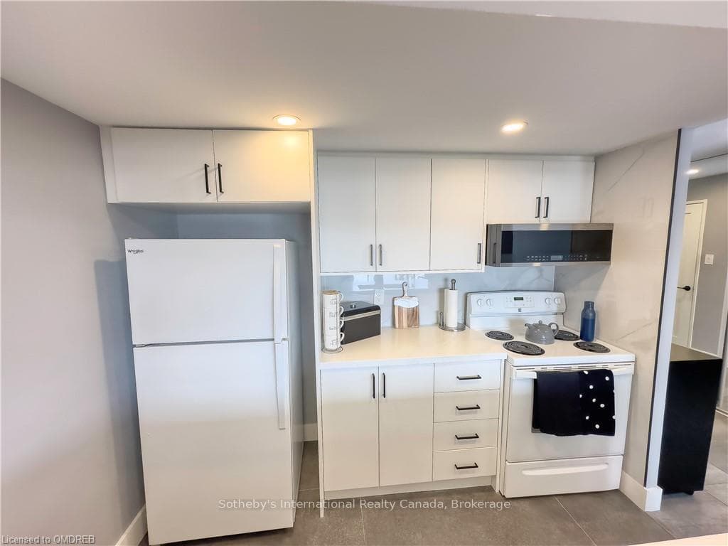 101 SUBWAY Crescent Unit 1407 photo 16