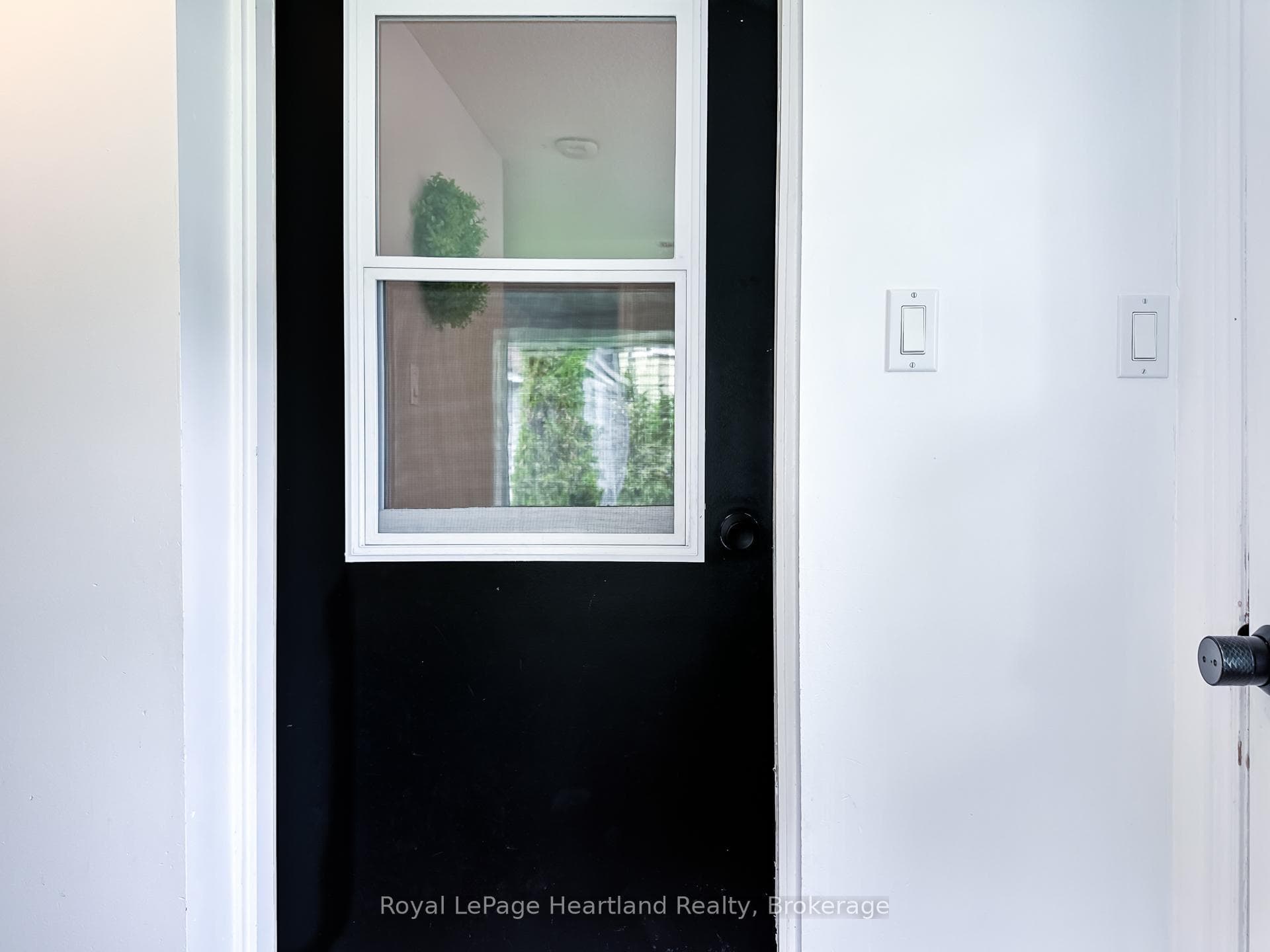 576 Queen Street photo 30