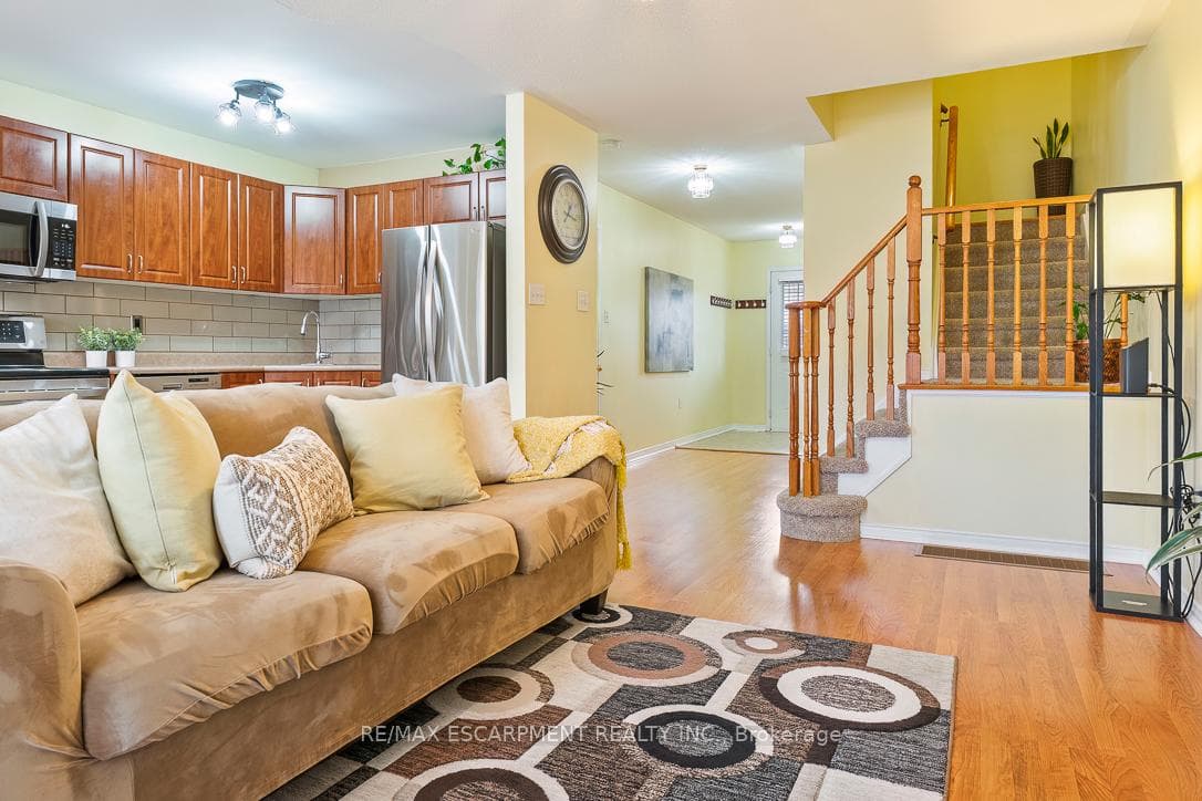 32 ADMIRAL Crescent photo 7