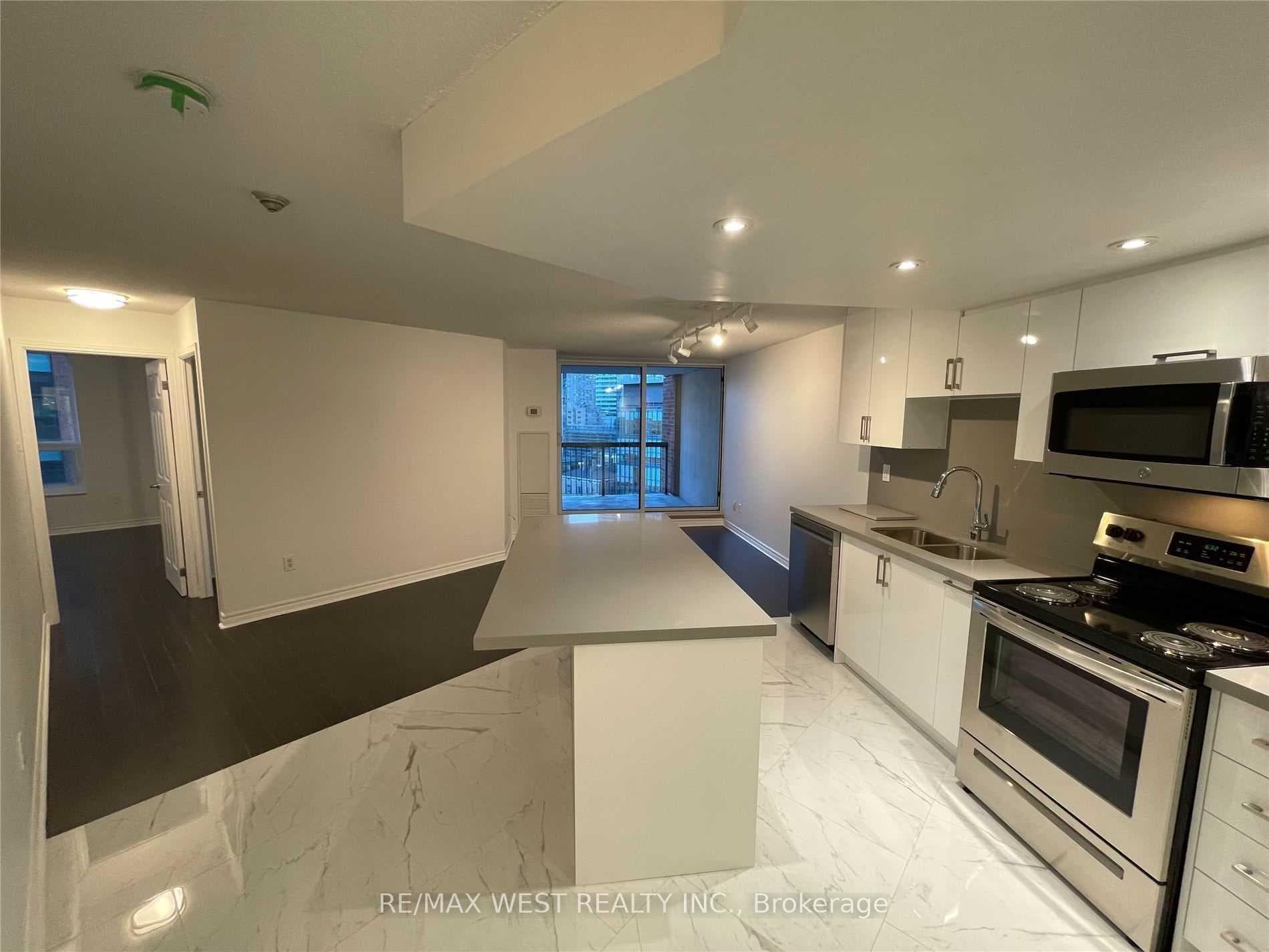 77 Maitland Place Unit 1027 photo 2