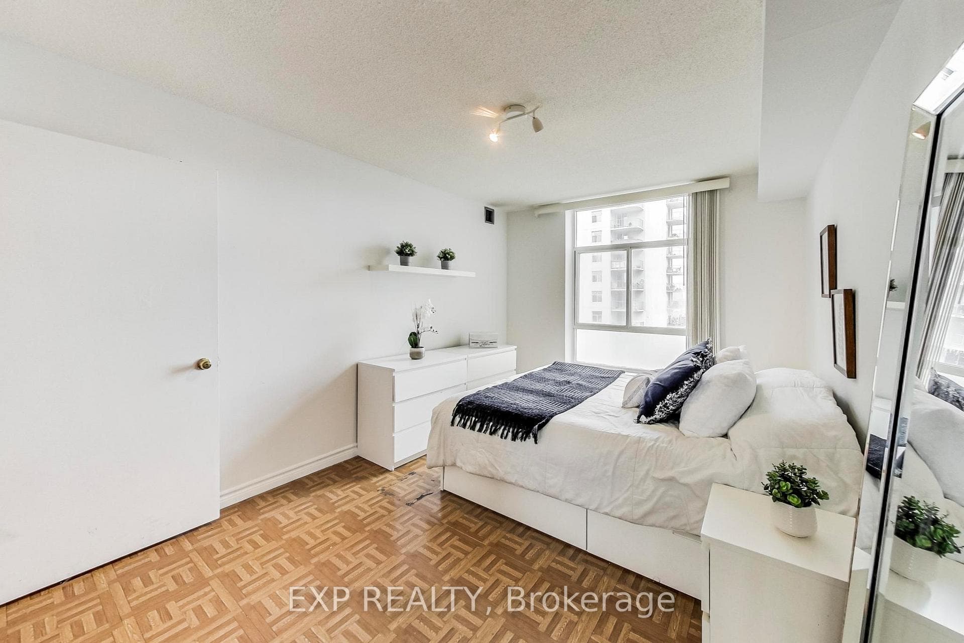 3559 Eglinton Avenue Unit 810 photo 14