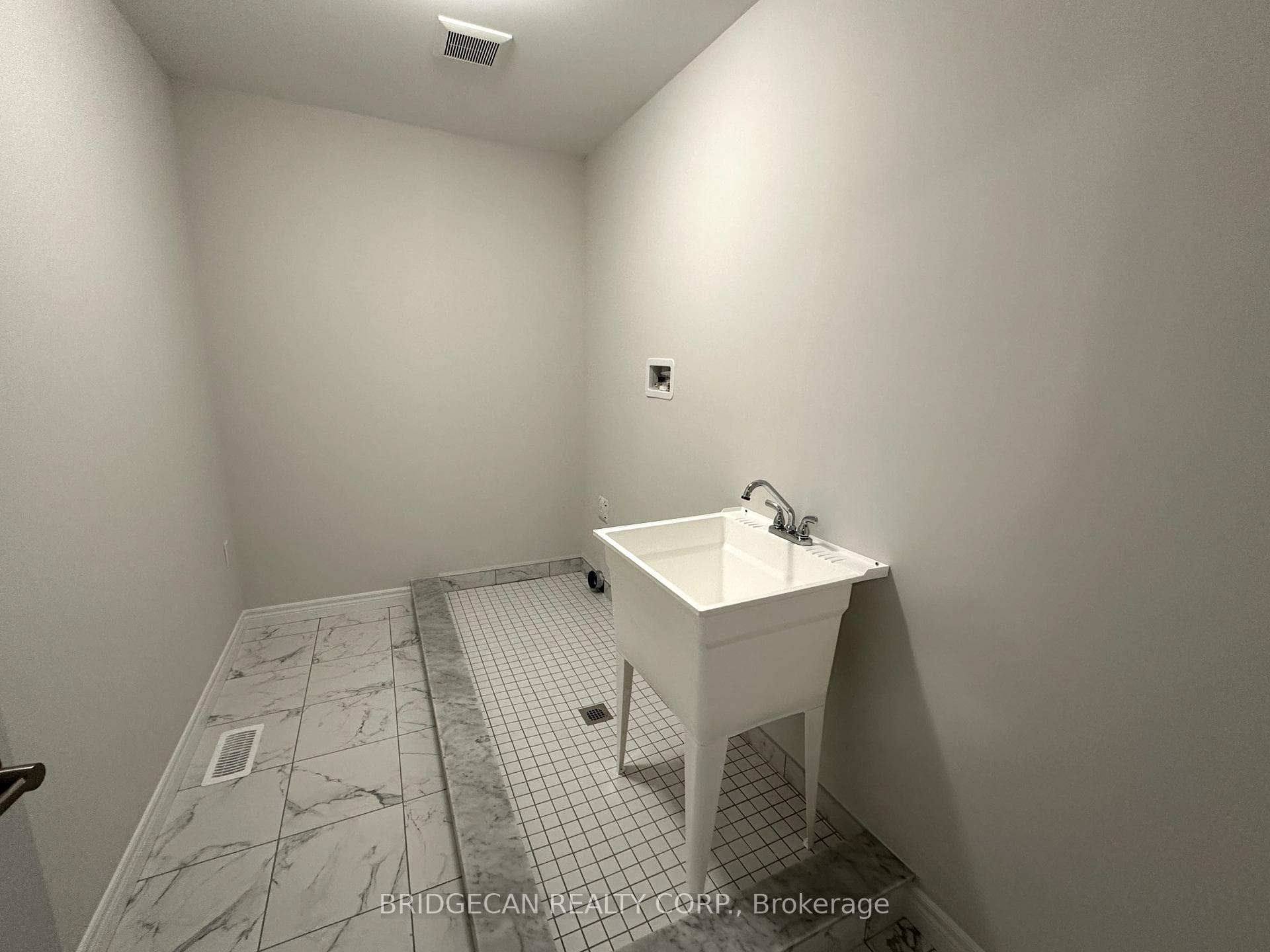 35 Lloyd Davies Way photo 15