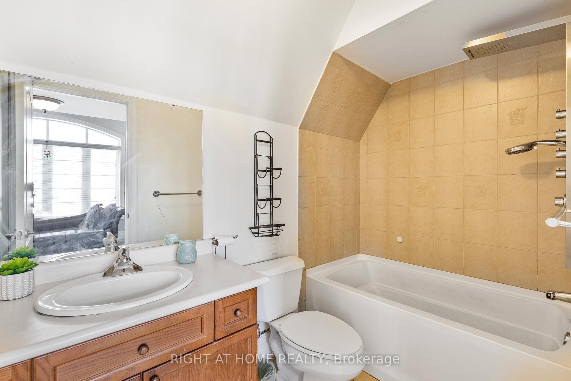 4th Upper Level Bath, Family Room En Suite