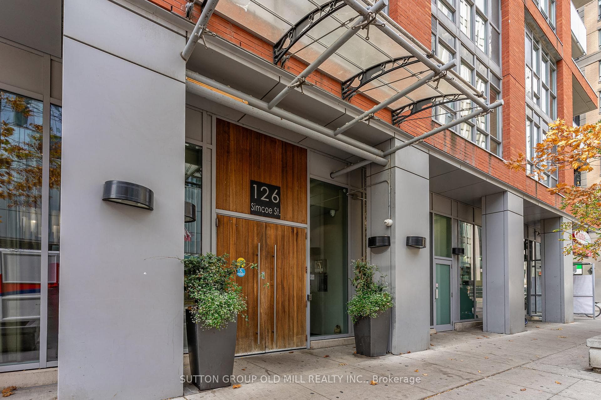 126 Simcoe Street Unit 713 photo 2