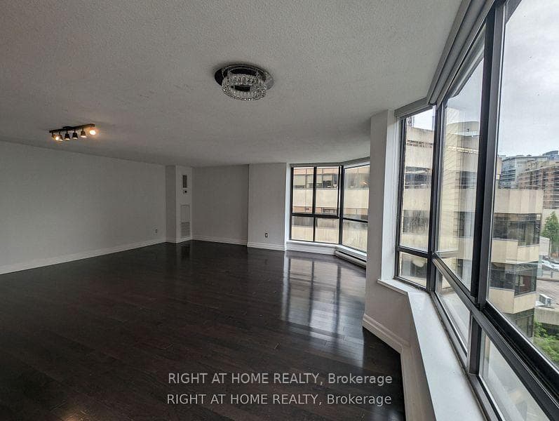280 Simcoe Street Unit 807 photo 5