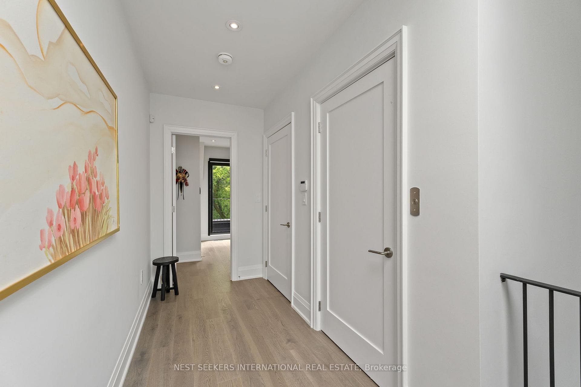 141 Chaplin Crescent photo 33