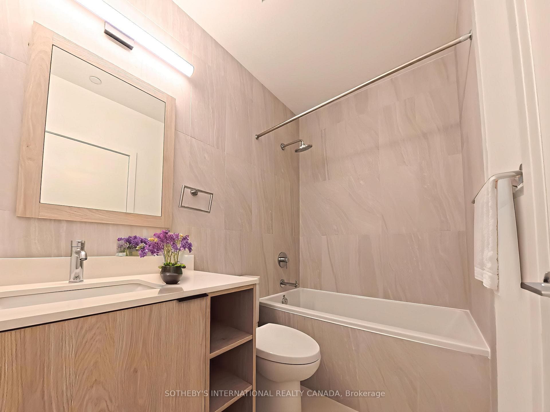 1007 The Queensway N/A Unit 217 photo 5