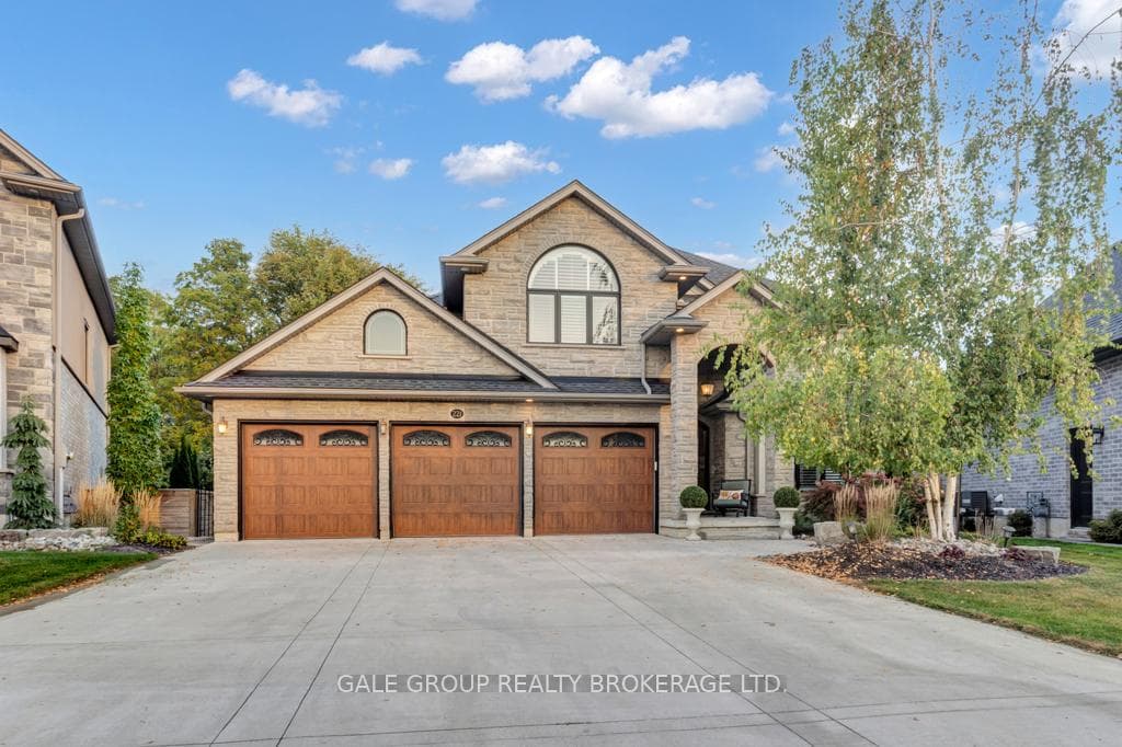 221 Juno Crescent photo 2