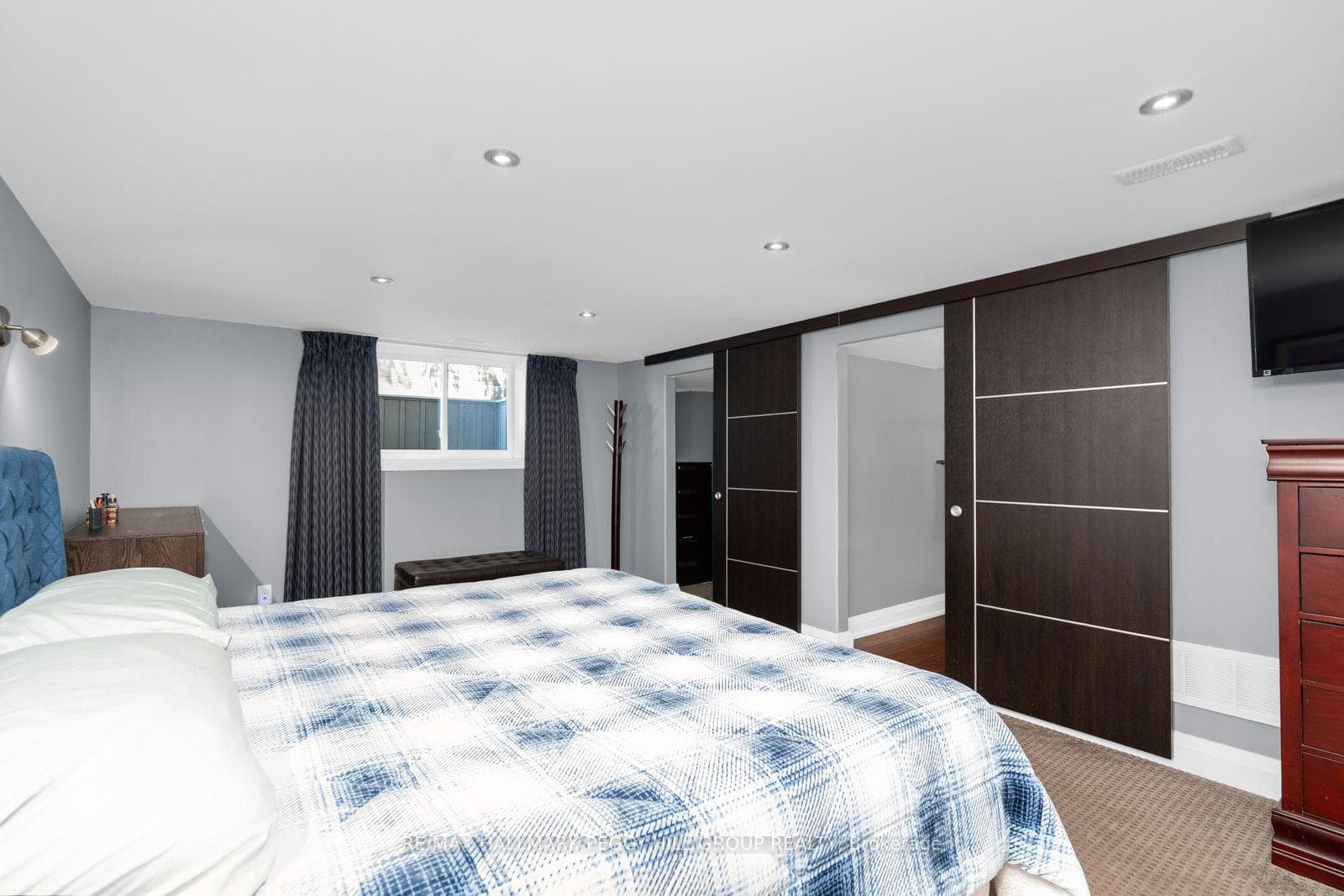 8001 Yonge Street photo 11