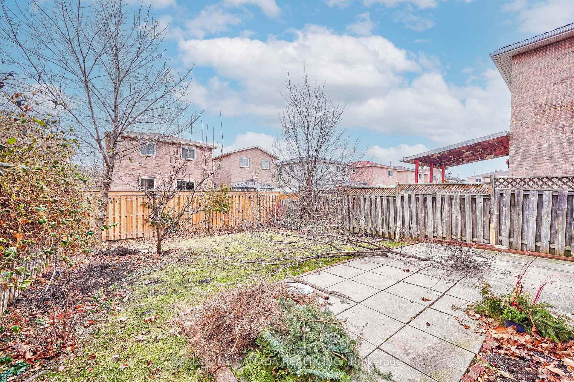 540 Bluesky Crescent photo 42