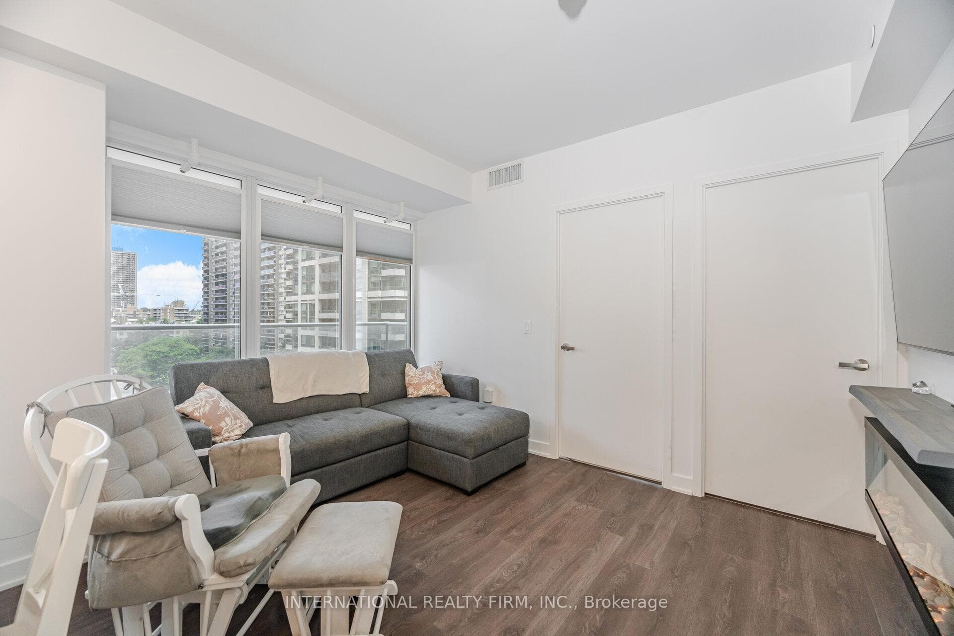 99 Broadway Avenue Unit 710 photo 11