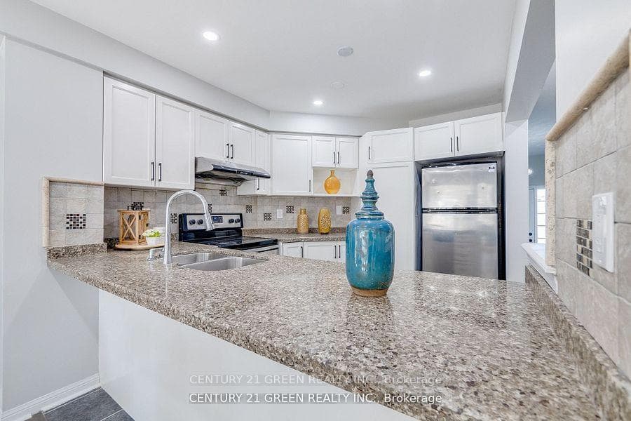 607 Willmott Crescent photo 9