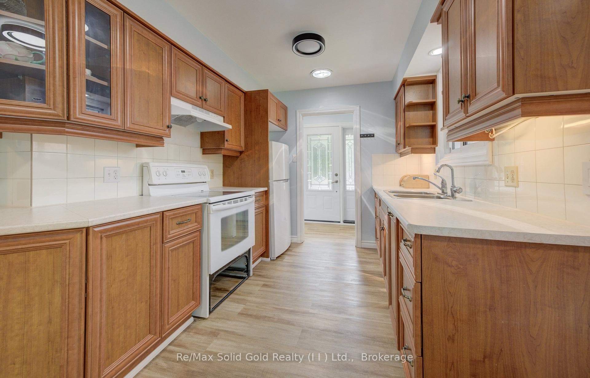 106 TUPPER Crescent photo 16