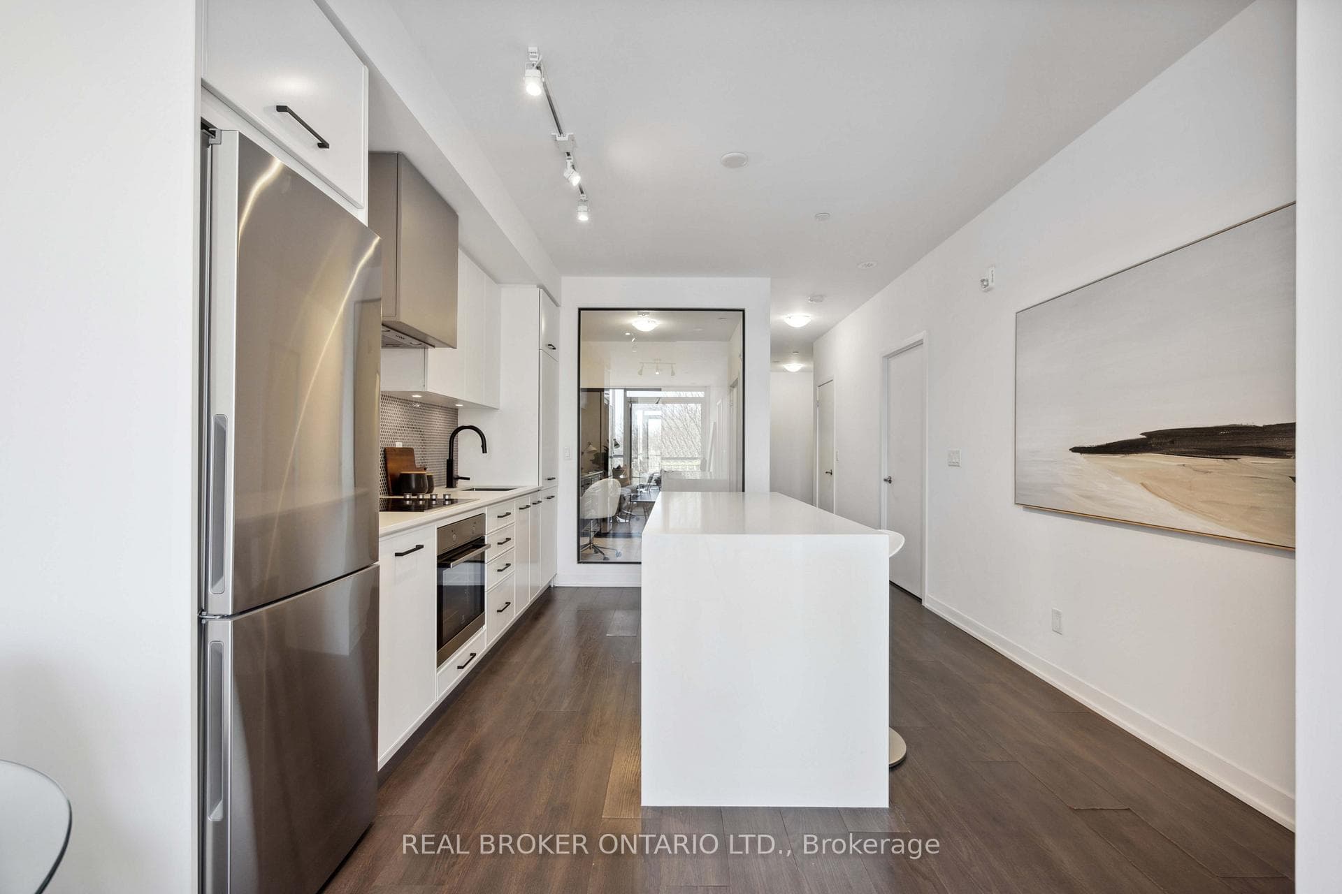 899 Queen Street Unit 409 photo 16