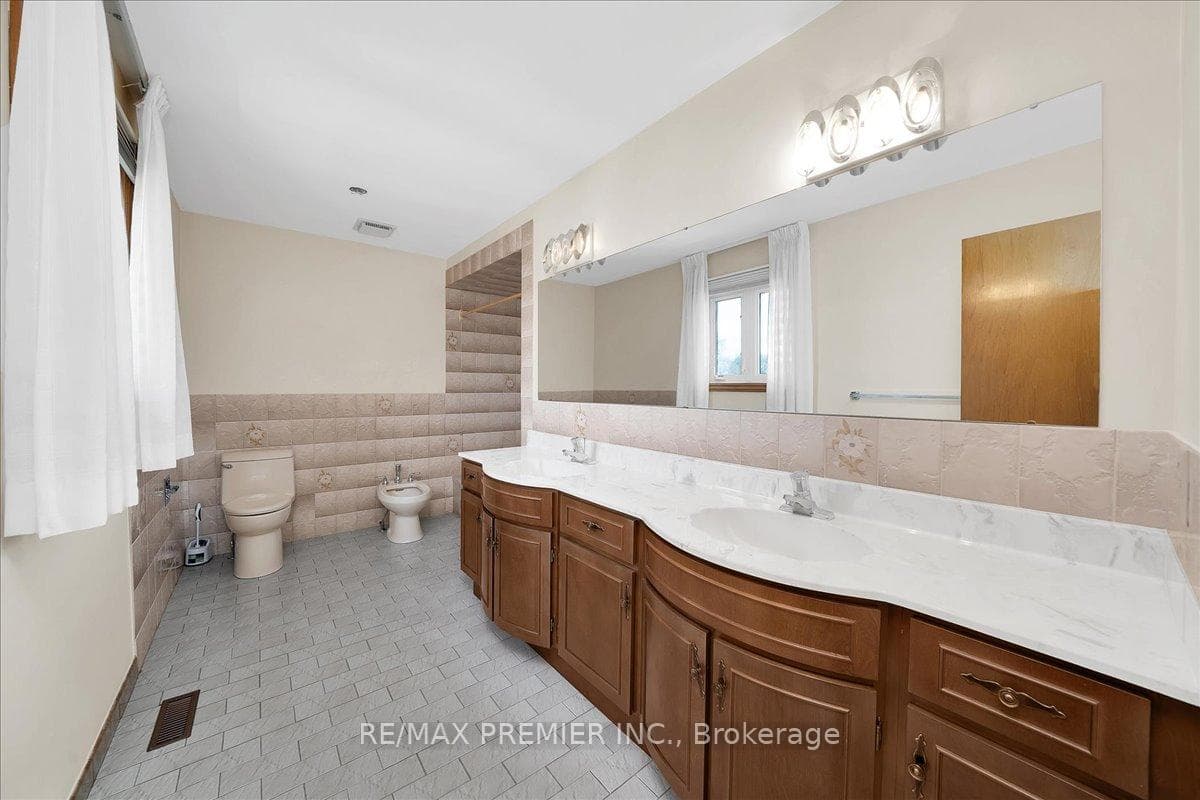 100 Hallsport Crescent photo 25