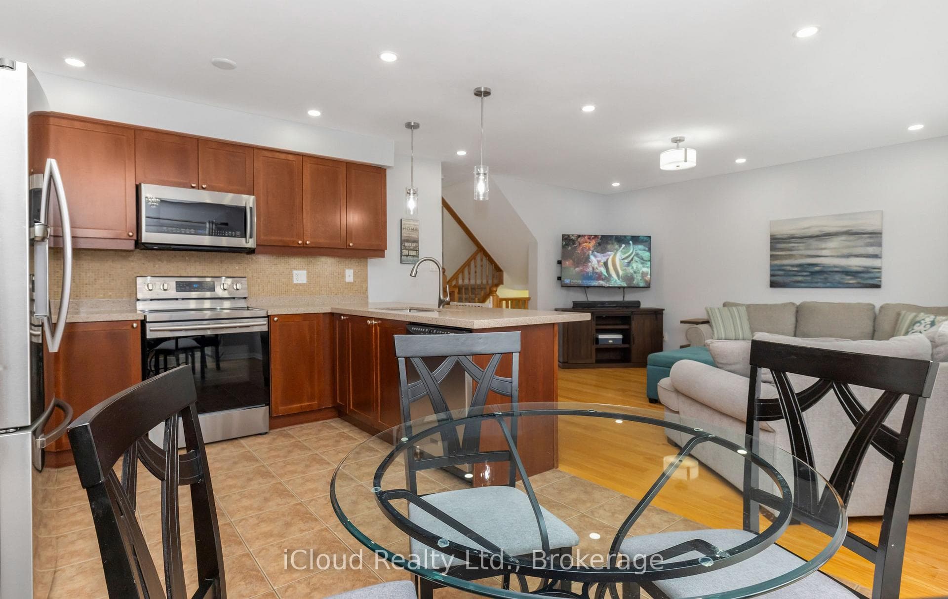 Eat-In Kitchen