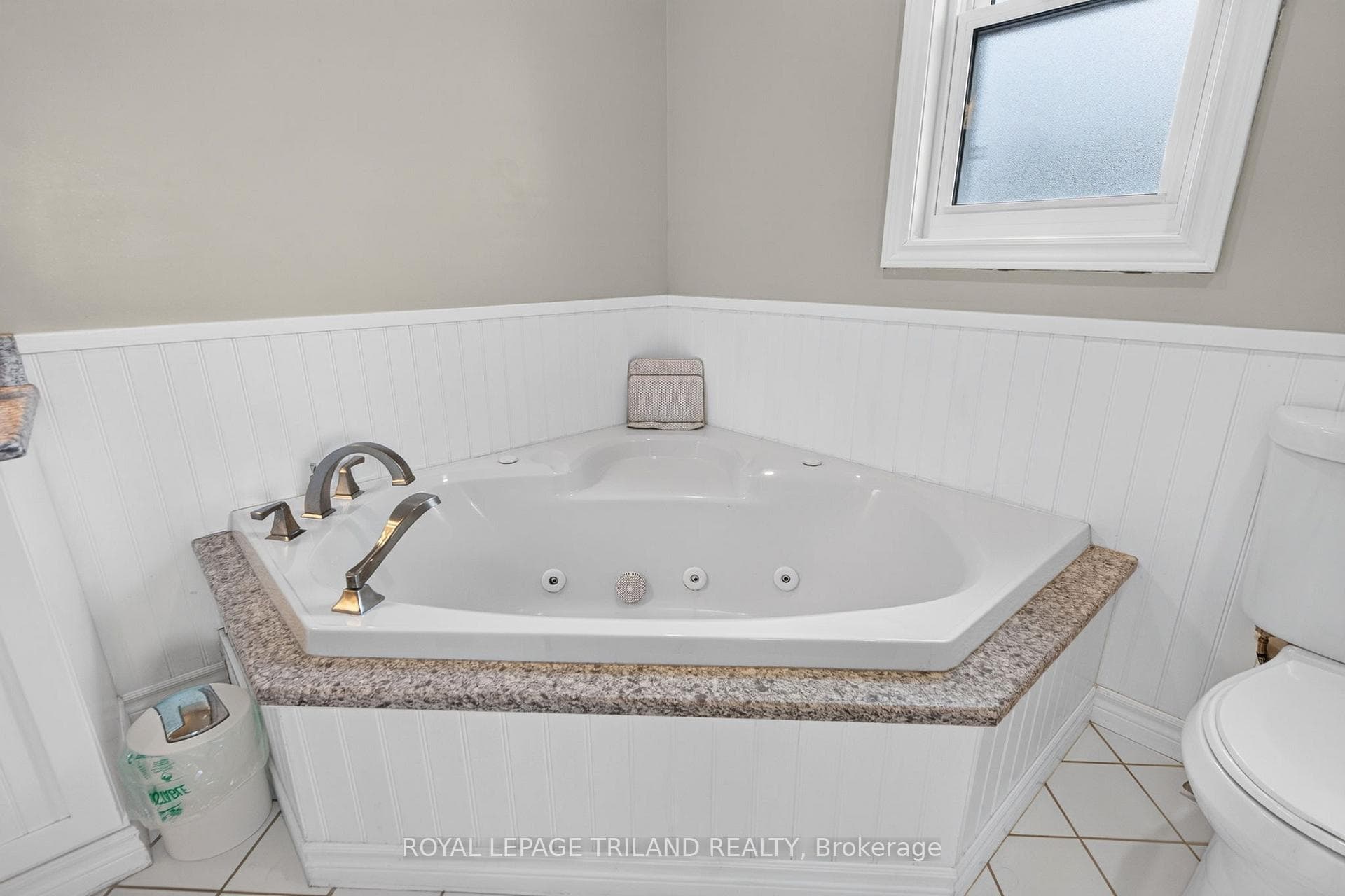56 Parkview Crescent photo 12