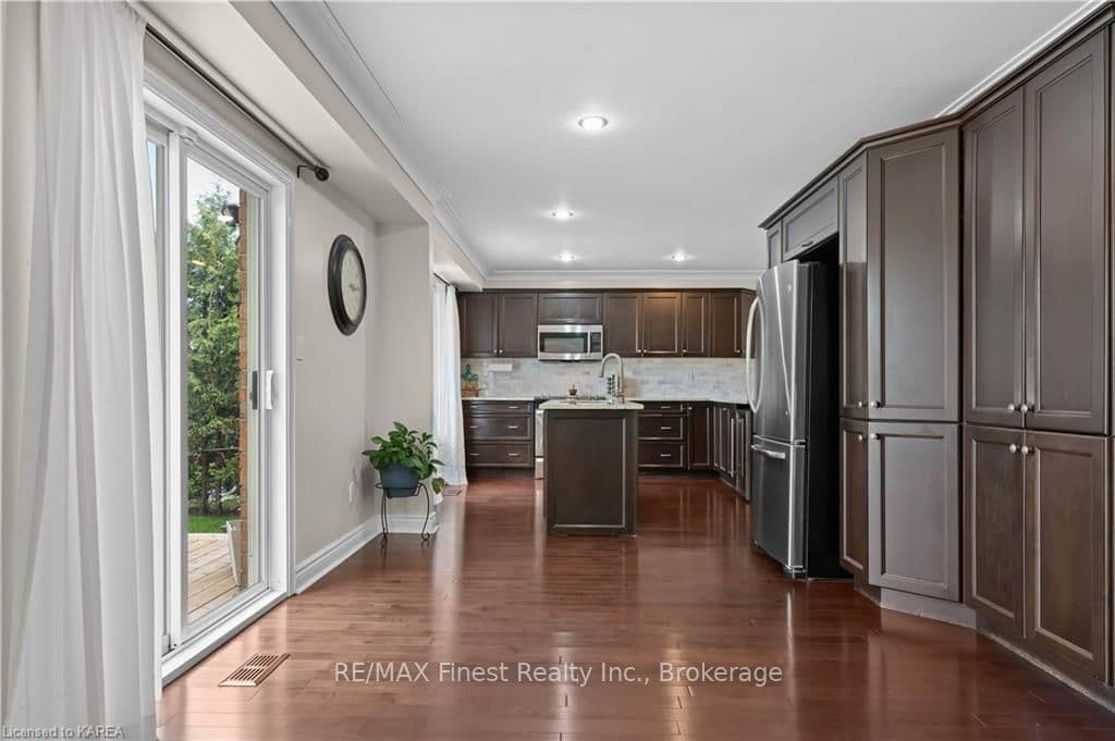 31 CHARTWELL Crescent photo 13