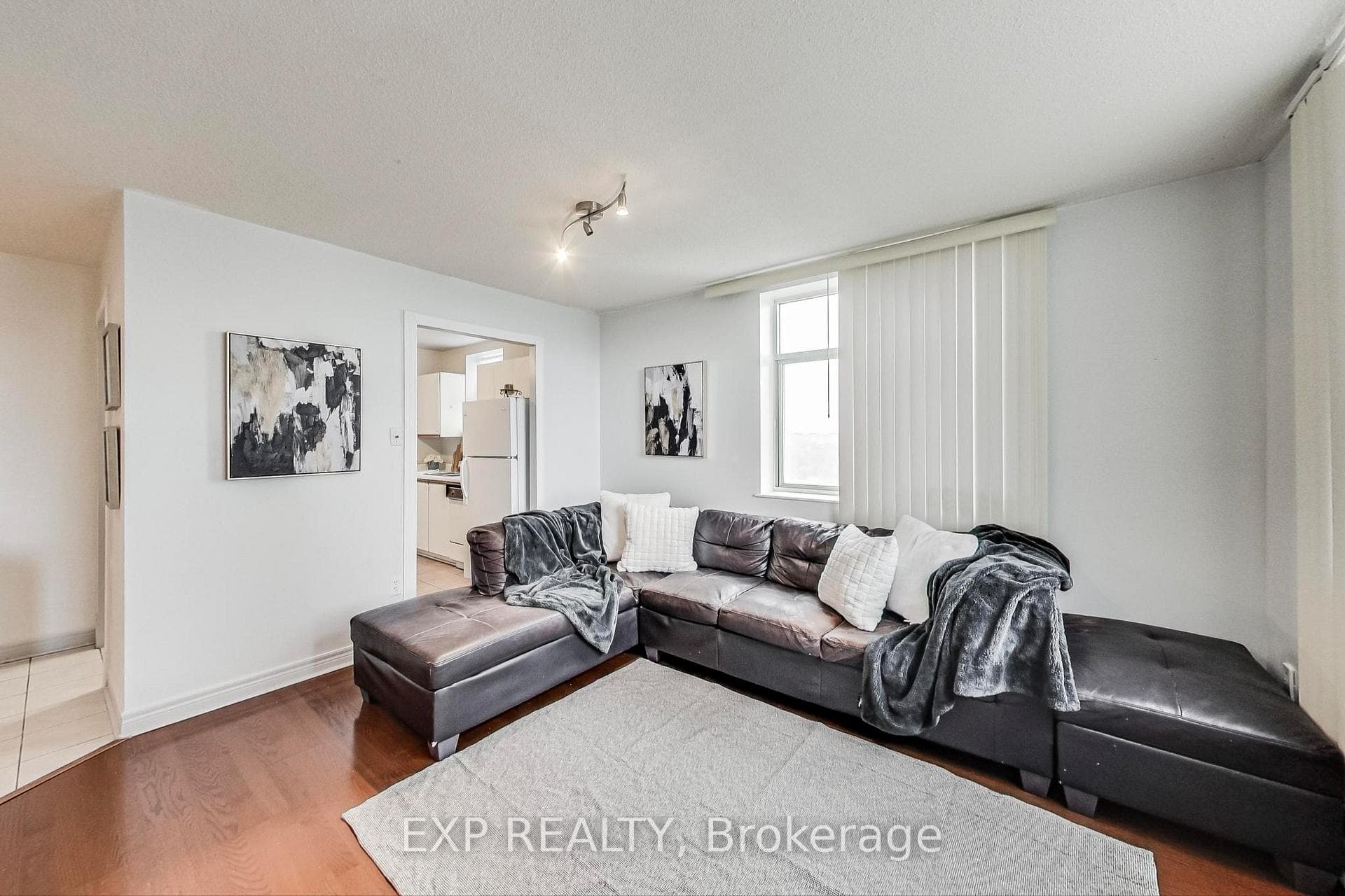 3559 Eglinton Avenue Unit 810 photo 7