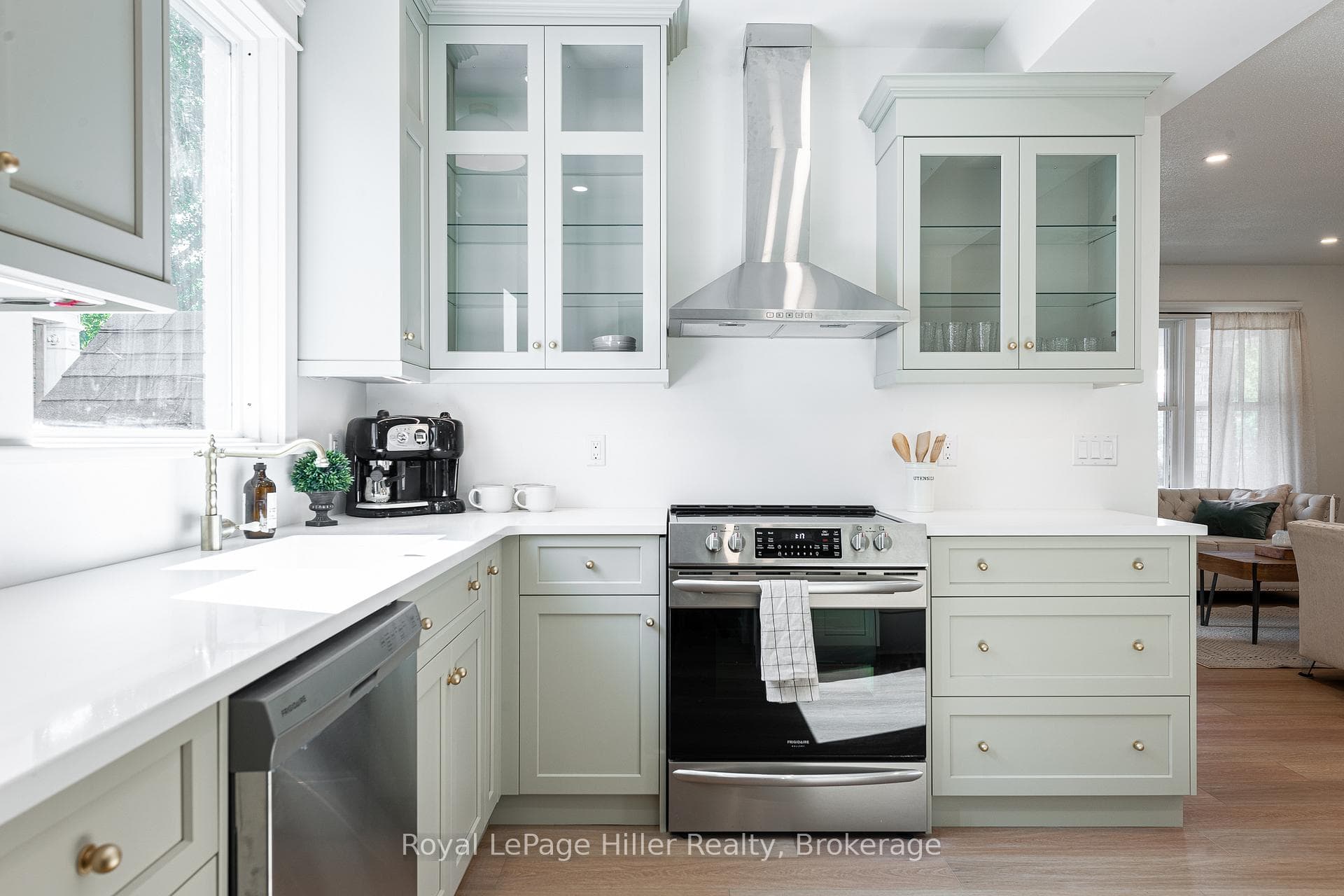 443 Downie Street photo 11