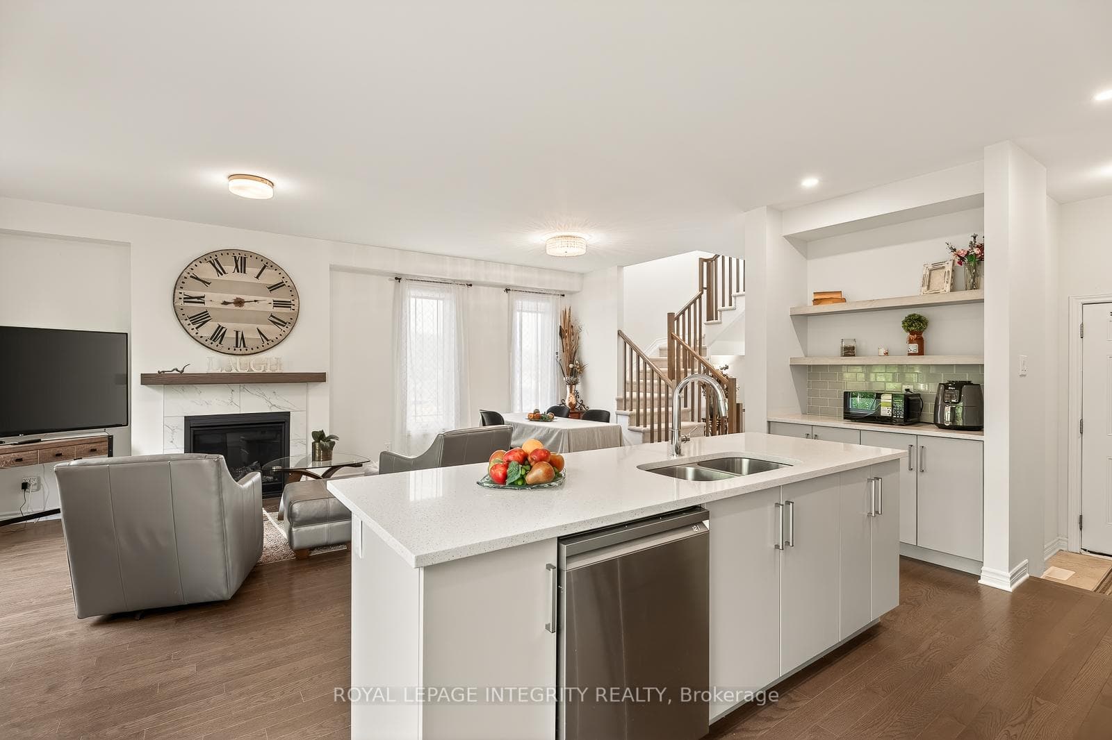 655 PERSIMMON Way photo 17