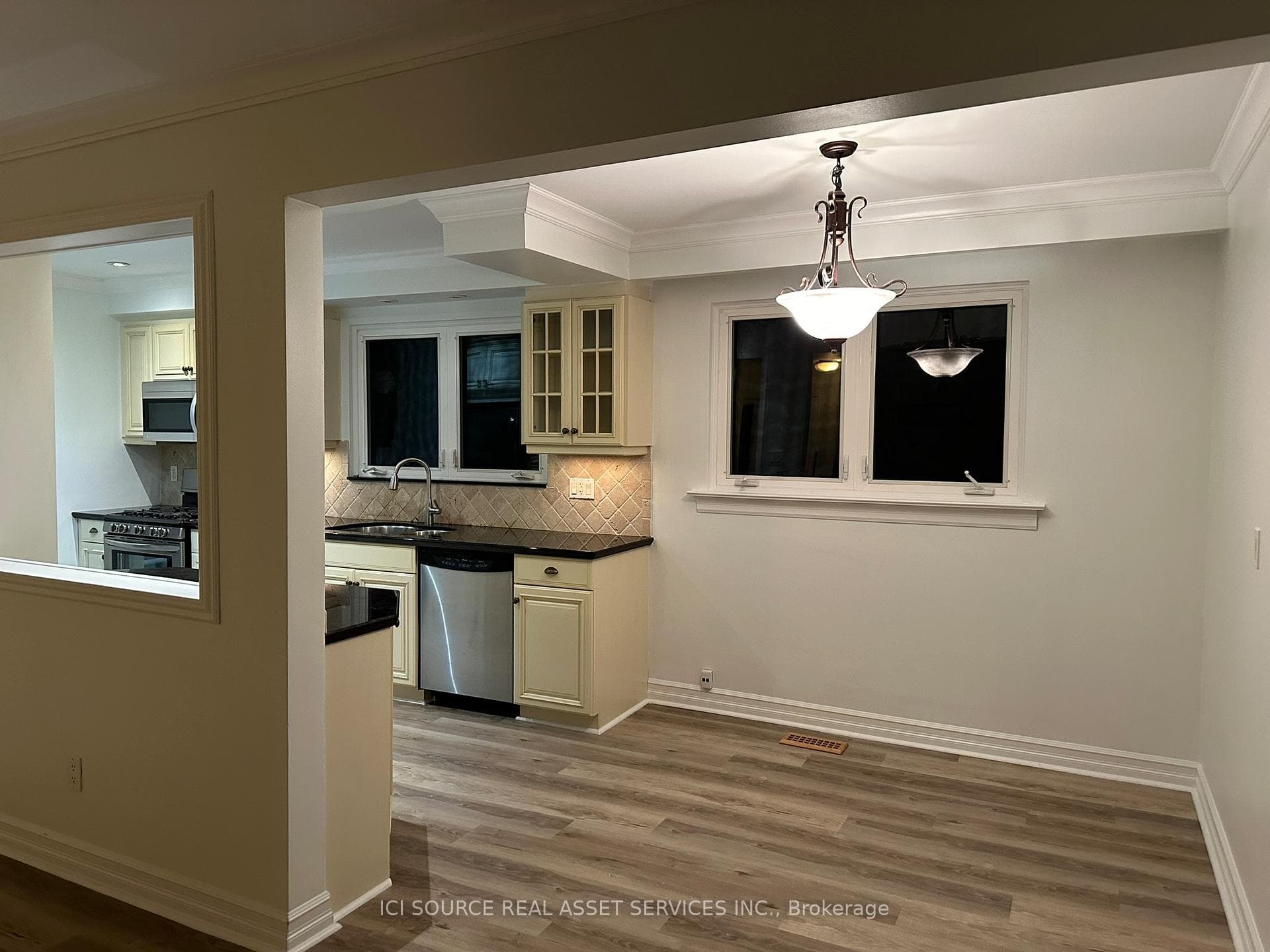 570 Wingrove Crescent photo 5