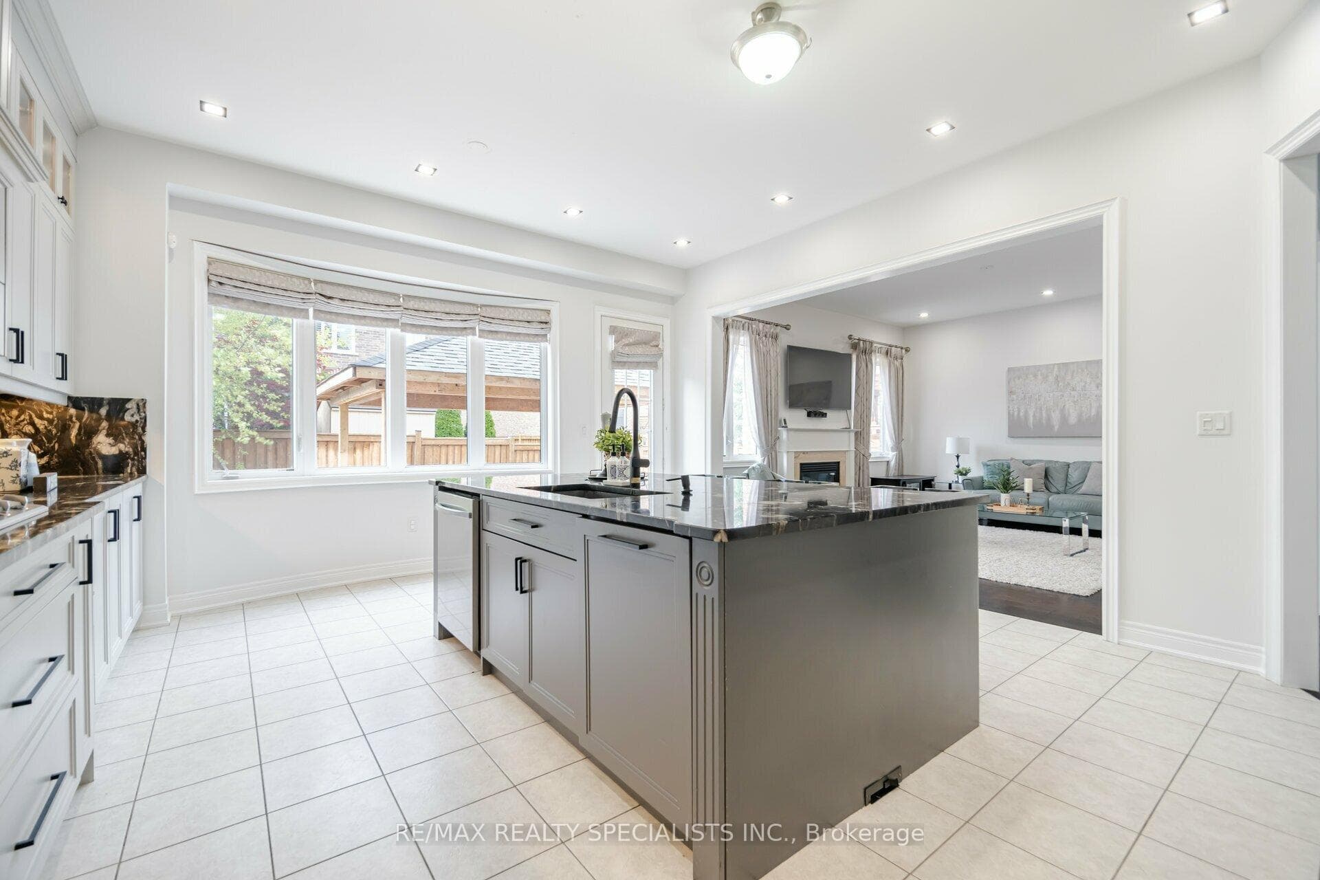 448 Dougall Avenue photo 13
