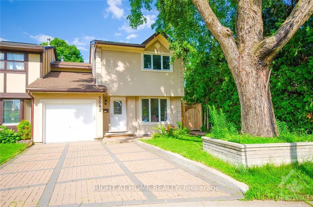 2542 HUNTERS POINT Crescent photo 1