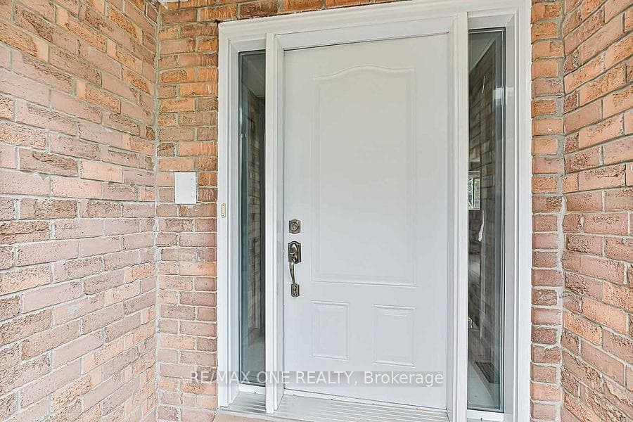 100 Robinson Crescent photo 2