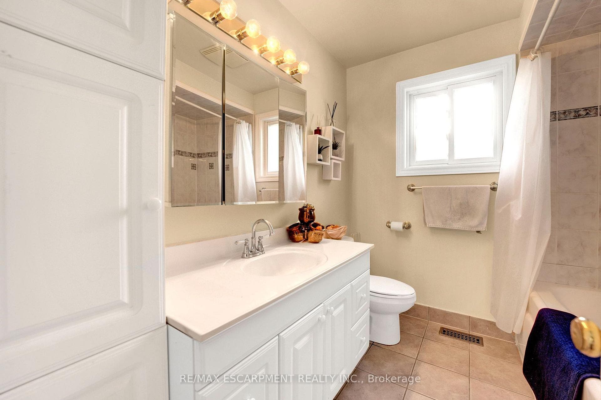 2506 YARMOUTH Crescent photo 21