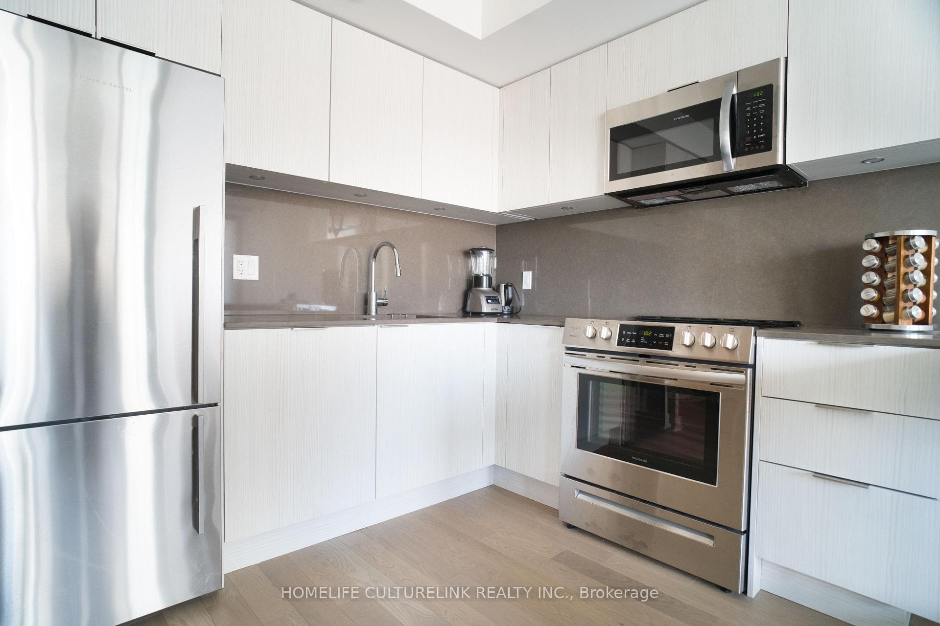 25 Richmond Street Unit 1013 photo 6