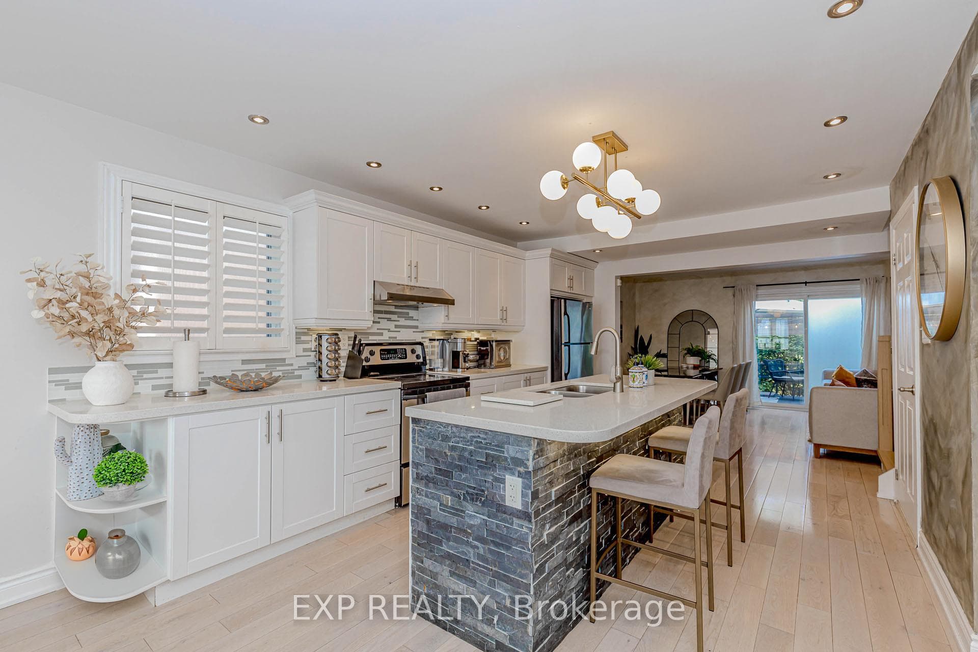 2038 Chrisdon Road photo 8