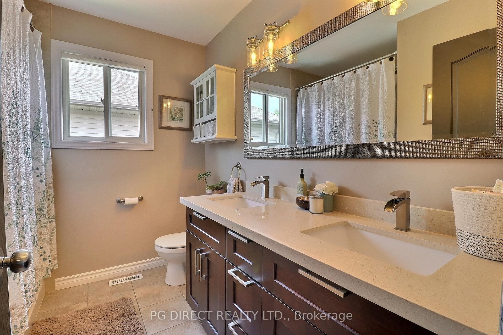 1040 Hanson Crescent photo 22